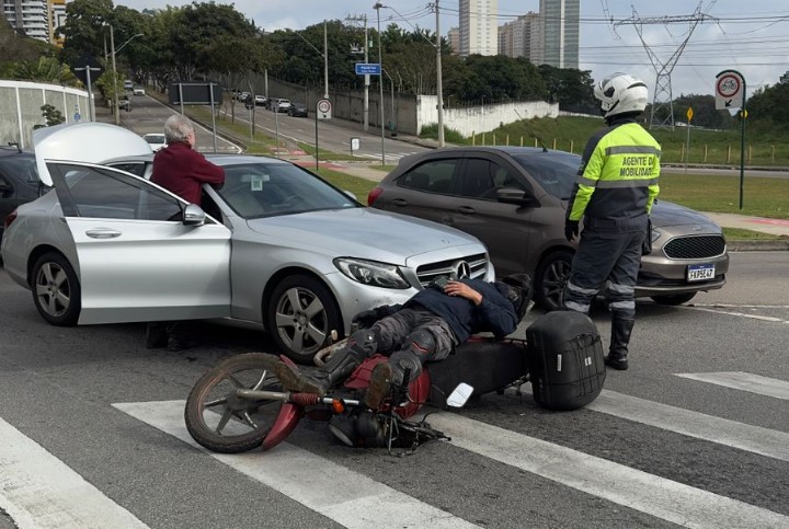 Motociclista é atingido por carro ao parar em faixa de pedestres no Jardim Aquarius