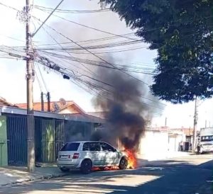 Carro pega fogo no Jardim Colonial em São José dos Campos