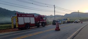 Veículo em movimento pega fogo em Caraguatatuba