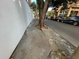 Calçada sem manutenção coloca em risco segurança de pedestres no Jardim Aquarius