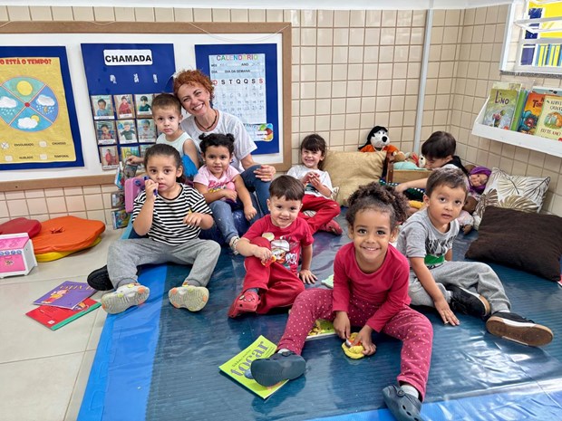 Professora Viviane com sua turminha em um momento de aprendizado e criatividade na CEDIN Maria de Fátima | Foto: PMSJC