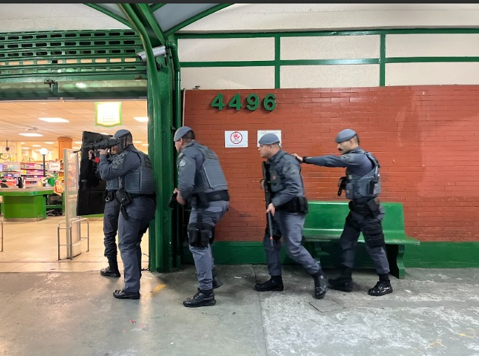 PM de São José dos Campos realiza simulado com refém em supermercado