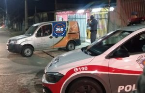 Homem é morto no bar da própria mãe por criminosos mascarados em Taubaté