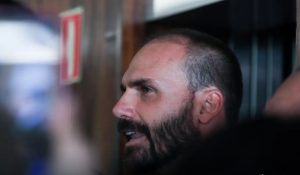 Alexandre de Moraes determina bloqueio de bens e contas de Eduardo Bolsonaro, que está nos EUA