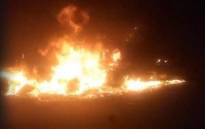 Caminhão pega fogo na Carvalho Pinto em Jacareí e mobiliza bombeiros