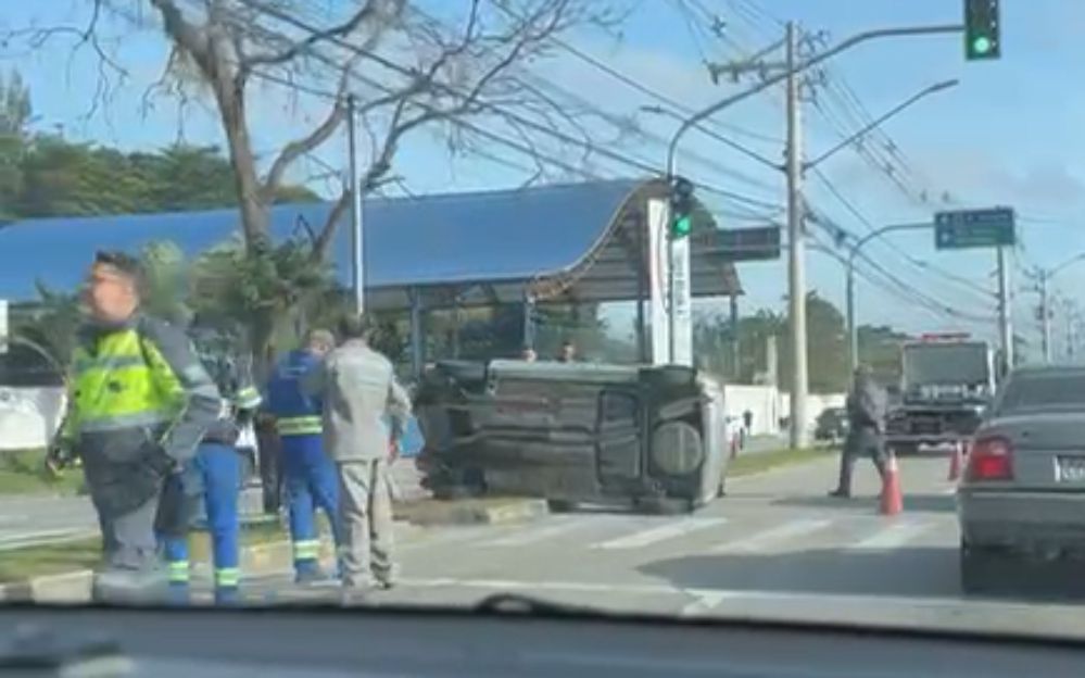 Dois carros se envolvem em acidente no Urbanova