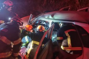 Colisão frontal deixa criança e dois adultos feridos na Rio-Santos, altura de Itamambuca