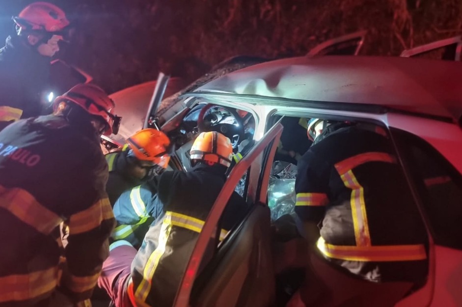 Colisão frontal deixa criança e dois adultos feridos na Rio-Santos, altura de Itamambuca
