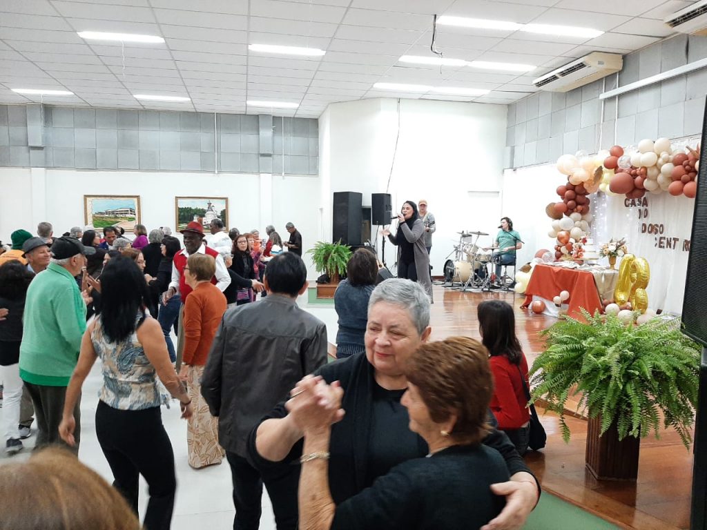 Com show, emoção e bolo, Casa do Idoso Centro celebra 18 anos de histórias e integração