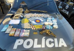 Drogas e arma apreendidas e quatro presos no Banhado em ação do Baep