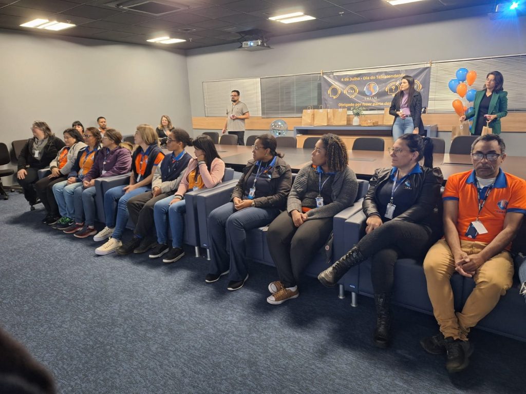 Eles registram sua reclamação; Teleatendentes do 156 são homenageados!