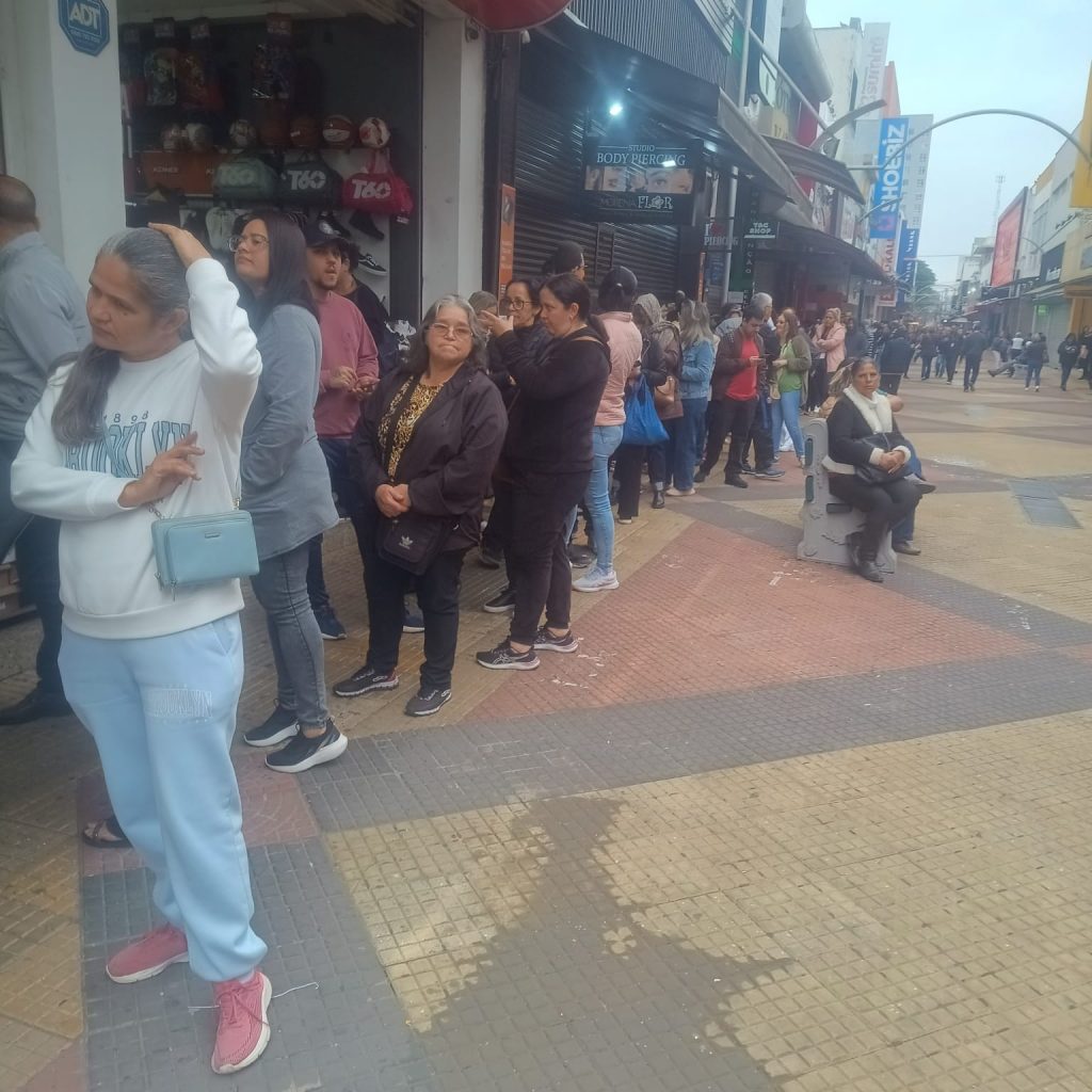 Fila e confusão na pré-inauguração Busca Busca no Calçadão de São José dos Campos