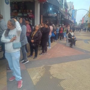 Fila e confusão na pré-inauguração Busca Busca no Calçadão de São José dos Campos