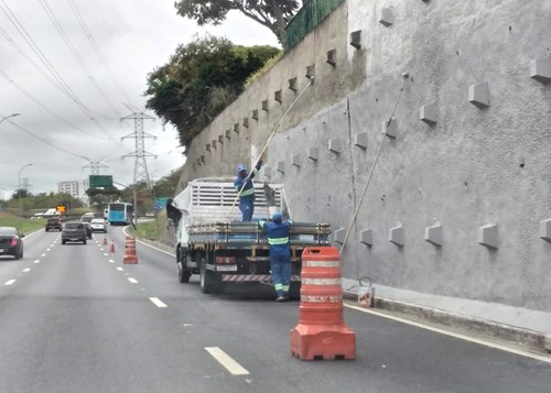 Guias, sarjetas e paredões no Anel Viário recebem pintura