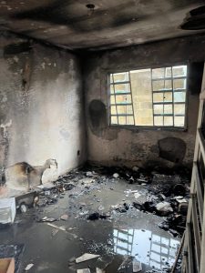 Homem agride mãe e irmãos, ateia fogo em casa e acaba preso pela PM