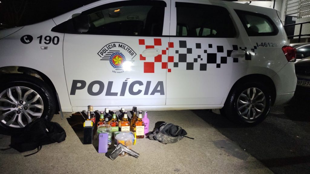 Homem é preso e menor apreendido pela PM após roubo na zona leste