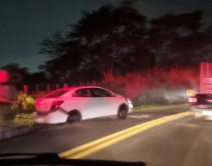 Homem fica ferido em acidente com dois carros na SP-50, em São José dos Campos