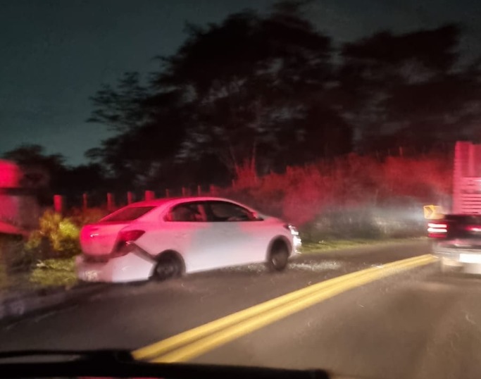 Homem fica ferido em acidente com dois carros na SP-50, em São José dos Campos