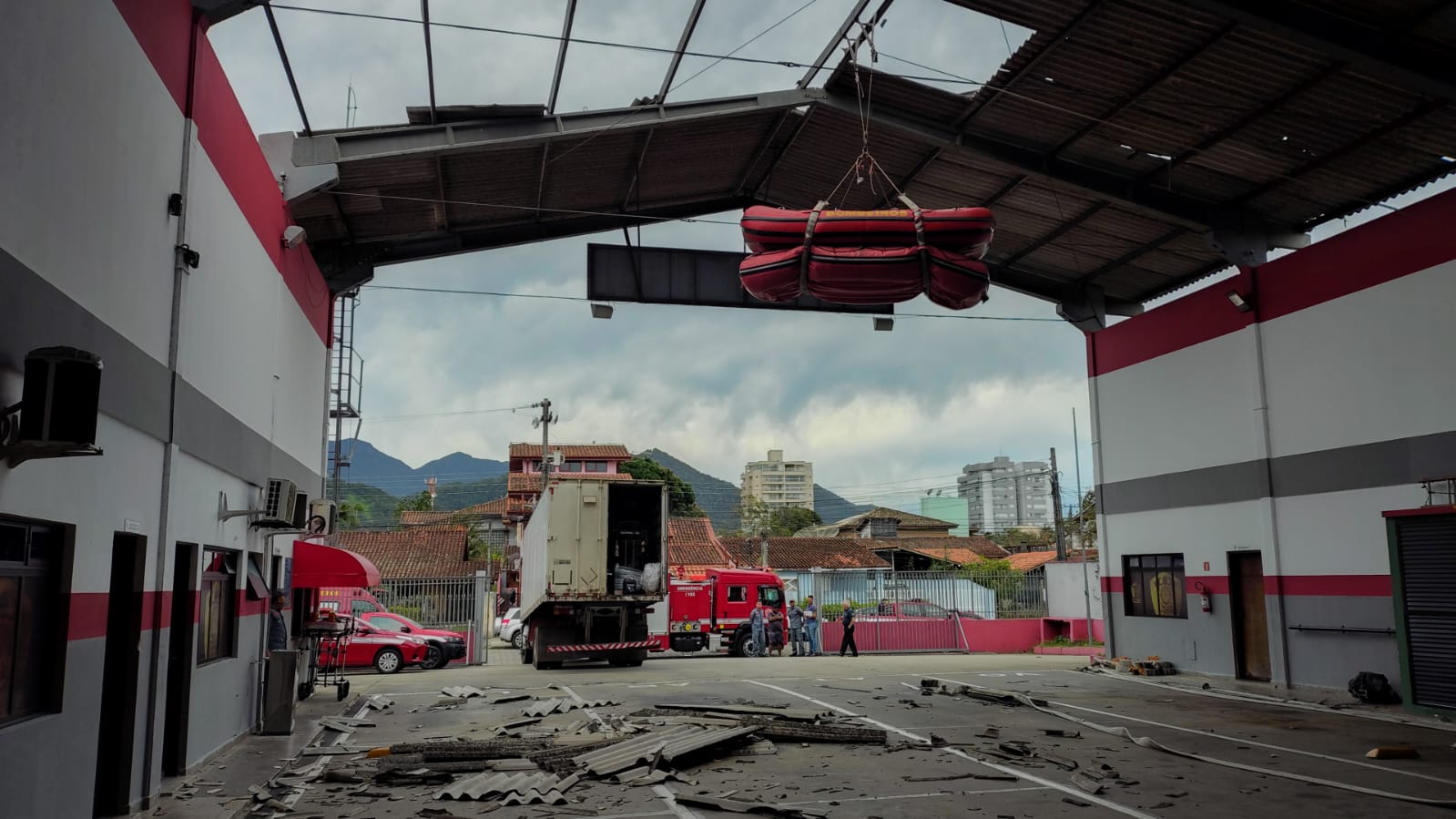 Ventania causa estragos e aulas da rede municipal são suspensas em Caraguatatuba