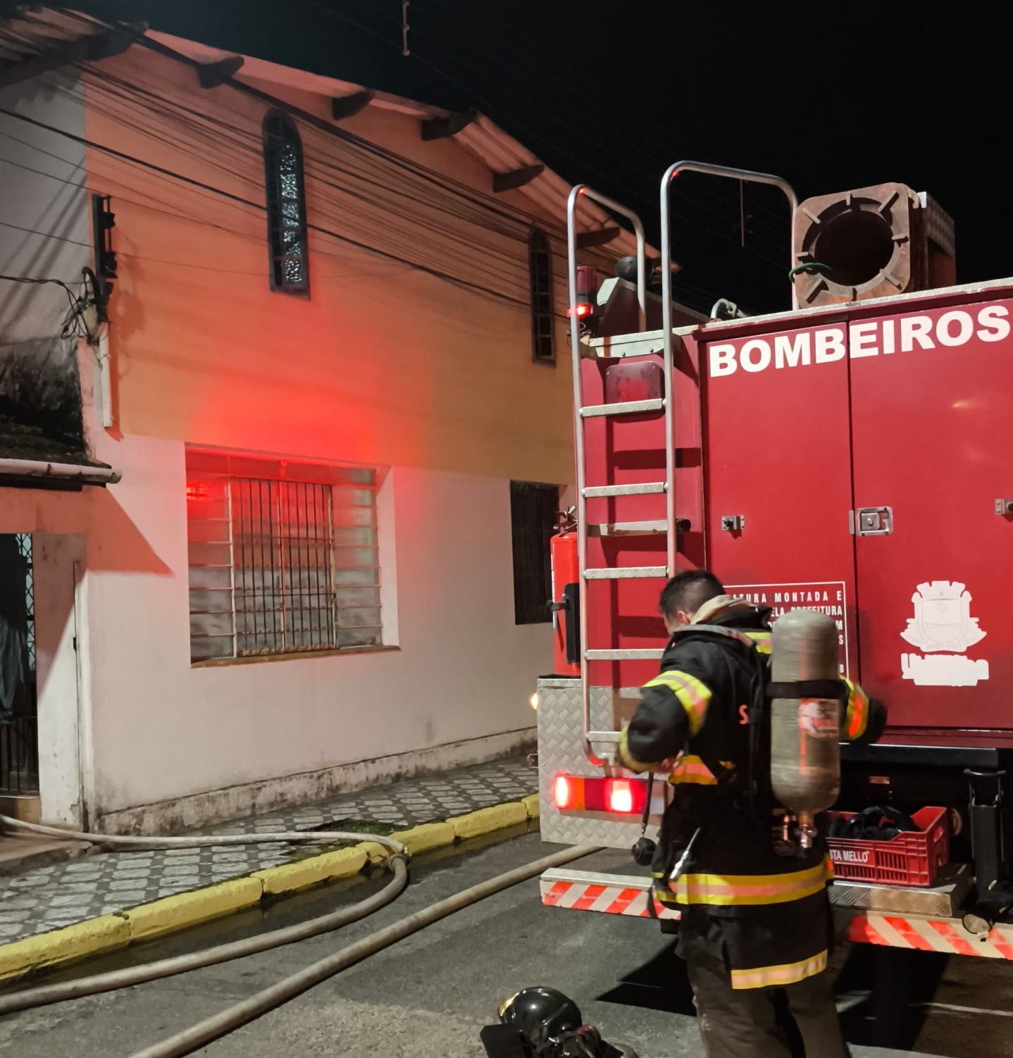Incêndio ateliê Ubatuba mobiliza bombeiros que evitam propagação. Ação rápida salvou 80% dos materiais. Sem vítimas.