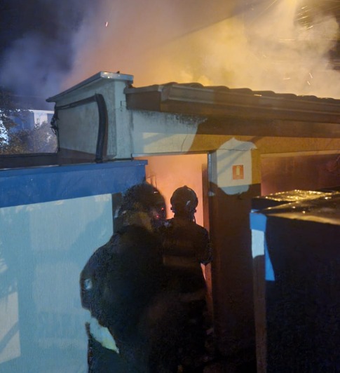 Incêndio atinge pousada e mobiliza bombeiros durante a madrugada