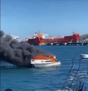 Incêndio em lancha no Canal de São Sebastião; duas pessoas pulam no mar e são resgatadas