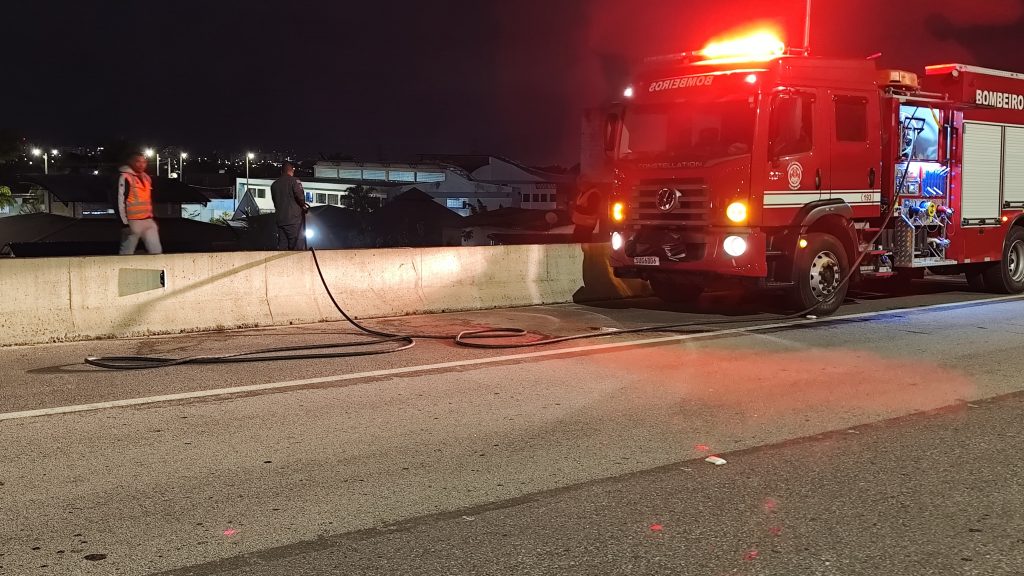 Incêndio em vegetação mobiliza bombeiros na Tamoios na noite desta sexta!