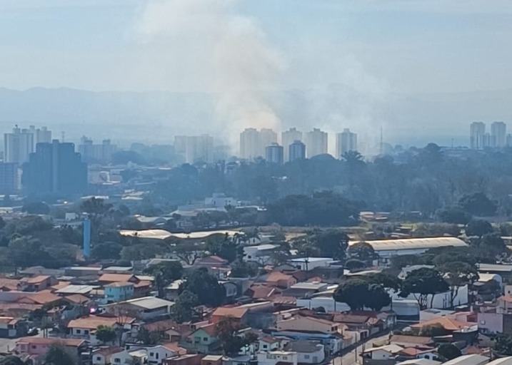 Incêndio em vegetação próxima à rodoviária é contido pelos Bombeiros