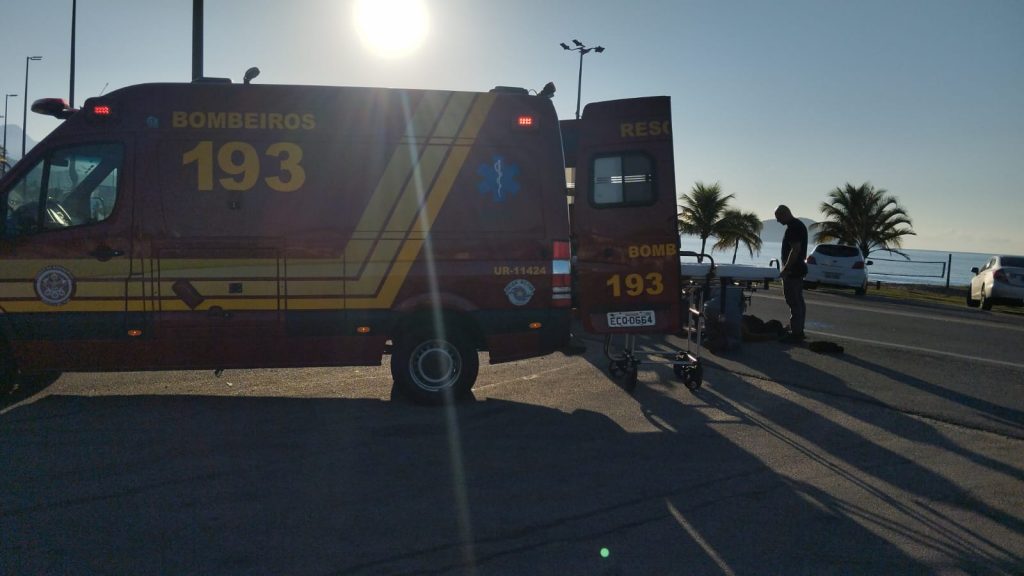 Jovem de 21 anos fica ferida após acidente entre carro e moto no Retão do Massaguaçu, em Caraguá