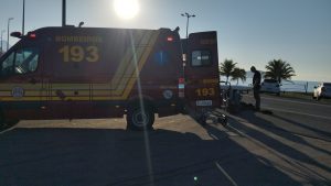 Jovem de 21 anos fica ferida após acidente entre carro e moto no Retão do Massaguaçu, em Caraguá