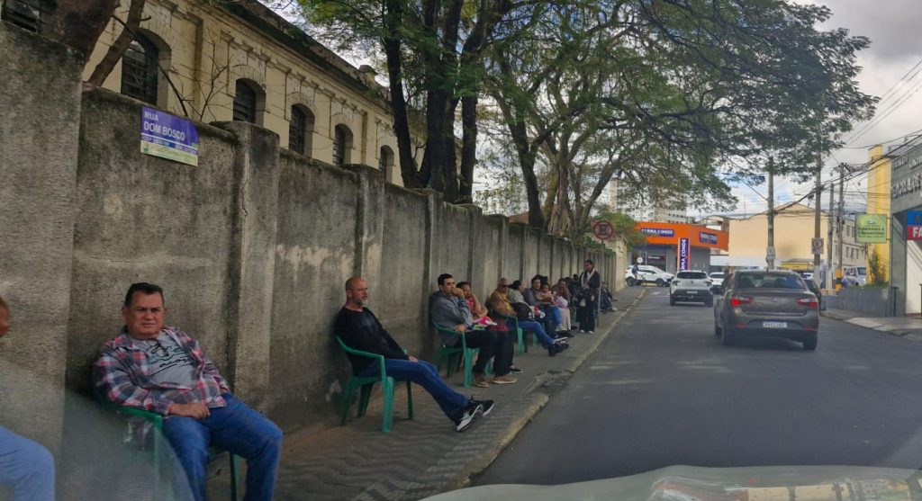 Lorena Pacientes sentados em cadeiras pela calçada aguardam atendimento do AME