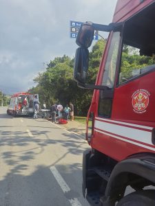 Mulher de 51 anos fica ferida com gravidade em acidente com triciclo elétrico em Ilhabela