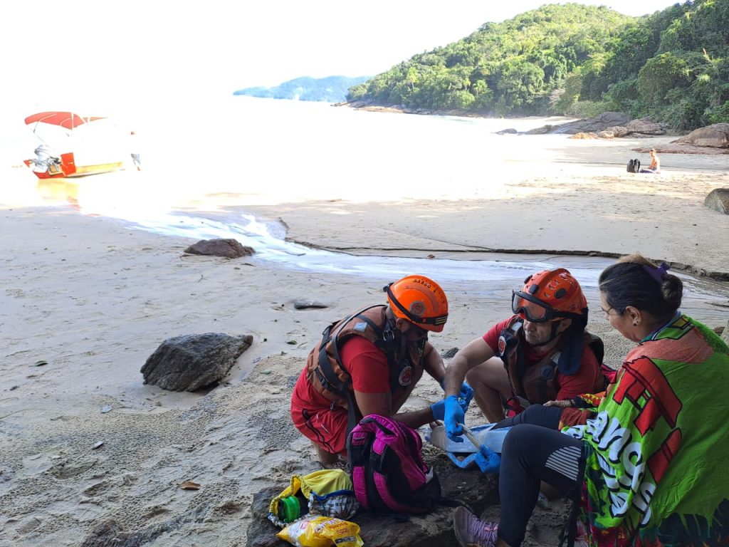 Mulher sofre queda na Trilha das 7 Praias em Ubatuba e é resgatada pelos Bombeiros