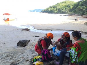 Mulher sofre queda na Trilha das 7 Praias em Ubatuba e é resgatada pelos Bombeiros