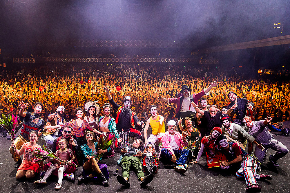 Teatro Mágico retorna ao Vale do Paraíba com show histórico