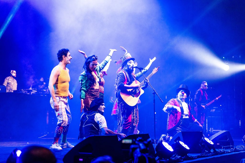 Teatro Mágico retorna ao Vale do Paraíba com show histórico