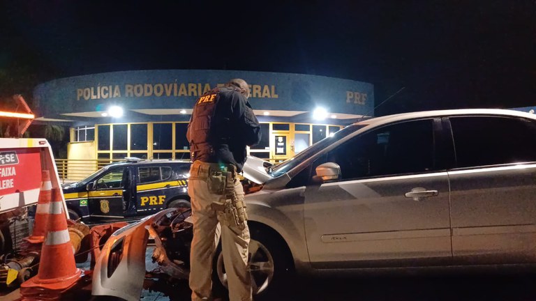 PRF recupera carro furtado após acidente na Dutra em São José dos Campos