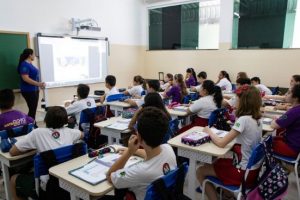 Pais protestam contra retirada de tela interativa e denunciam risco estrutural em escola terceirizada no Satélite