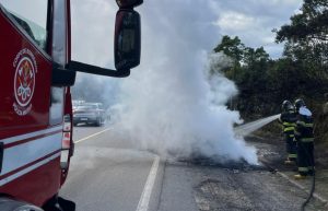 Range Rover é consumida pelo fogo na rodovia Oswaldo Cruz