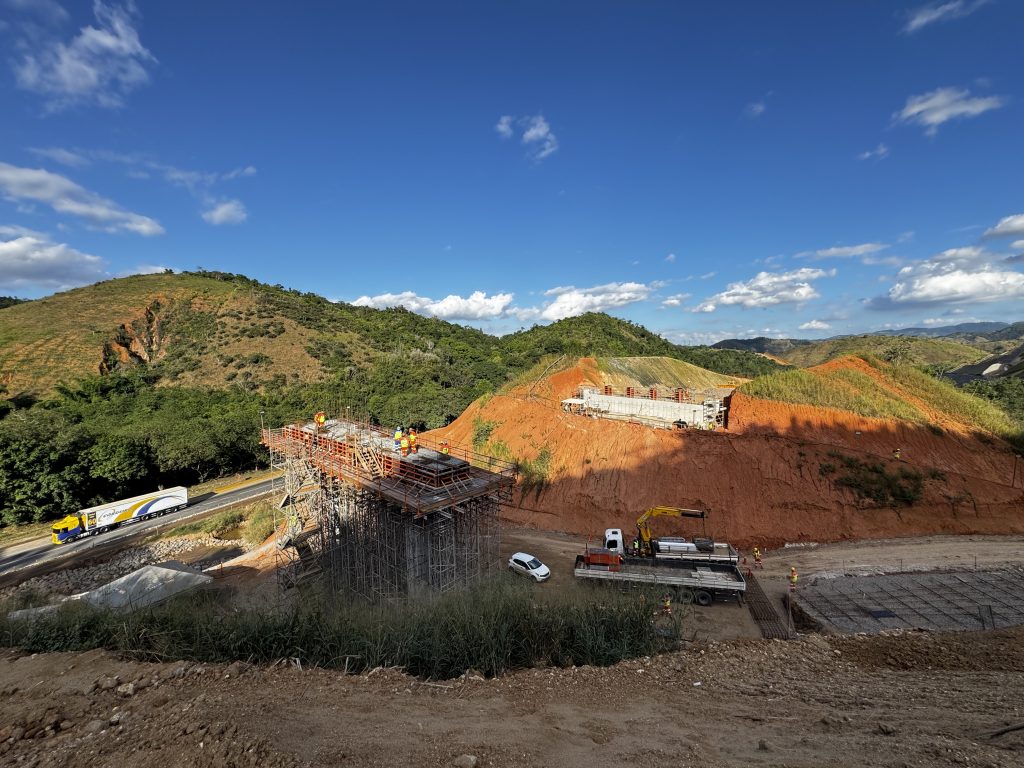 Avançam desmontes de rochas na Serra das Araras, na Via Dutra