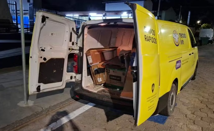 Suspeito é preso por roubo de encomendas em Caraguatatuba; eletrônicos foram encontrados em sua casa