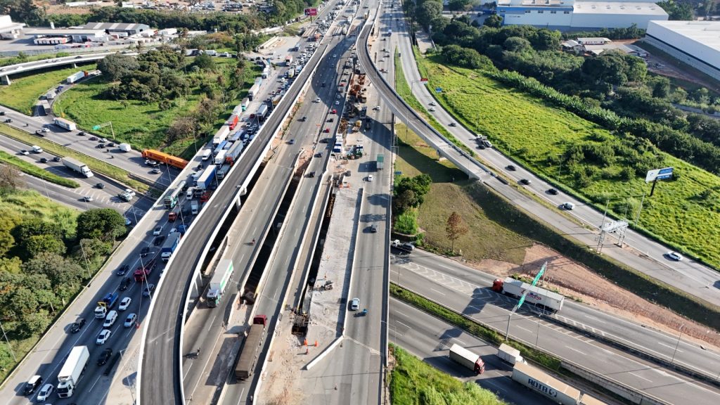 Via Dutra tem intervenções para lançamento de vigas no viaduto sobre a rodovia Fernão Dias