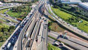 Via Dutra tem intervenções para lançamento de vigas no viaduto sobre a rodovia Fernão Dias