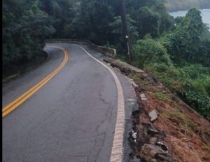 Deslizamento de terra na Rio-Santos interdita parcialmente pista em São Sebastião