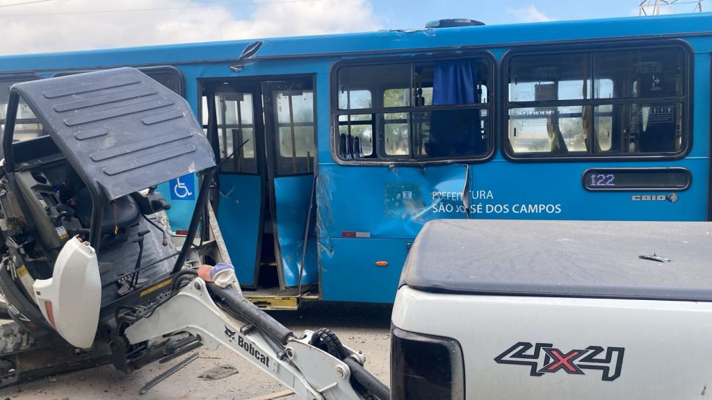Colisão entre ônibus e escavadeira deixa três feridos na região oeste de São José dos Campos