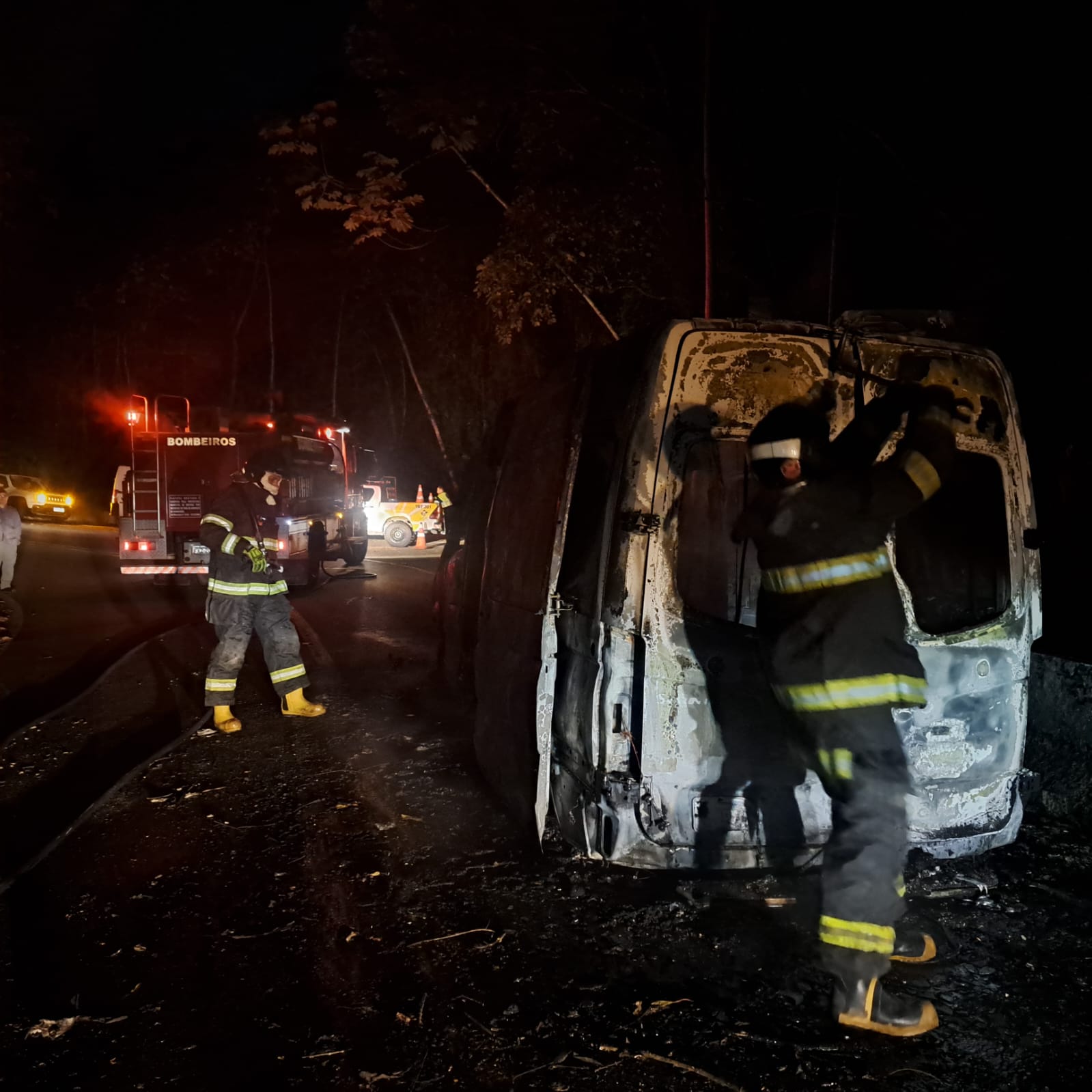 Ambulância pega fogo na Rodovia Oswaldo Cruz em Ubatuba