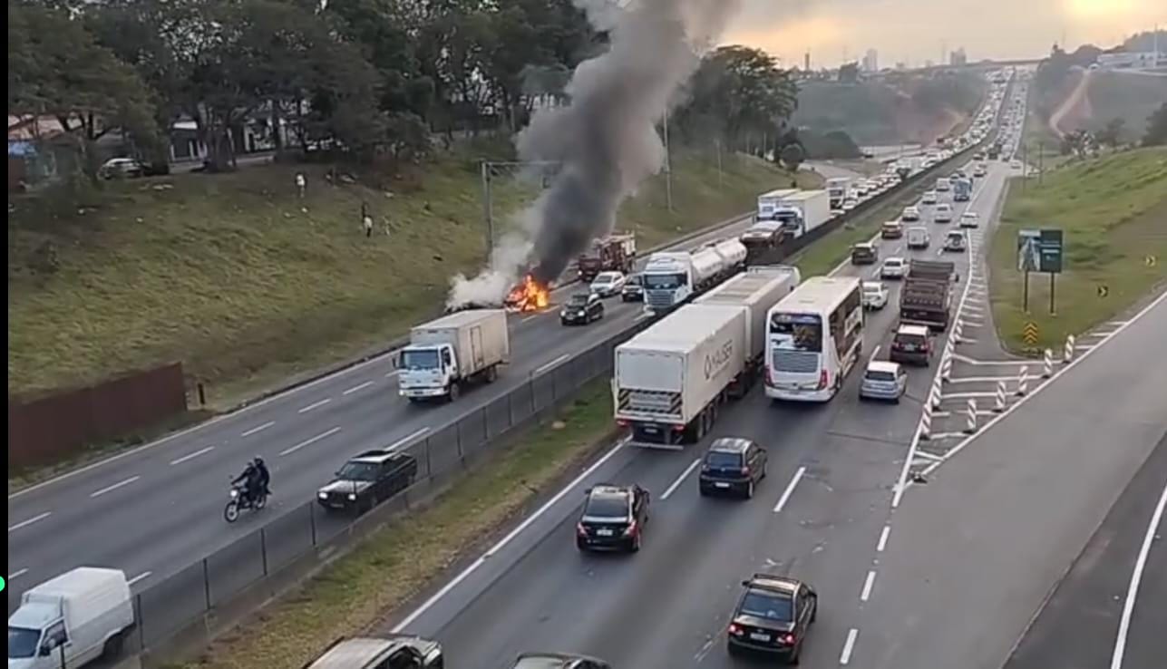 Carro pega fogo na Via Dutra em São José dos Campos e causa congestionamento de 3 km