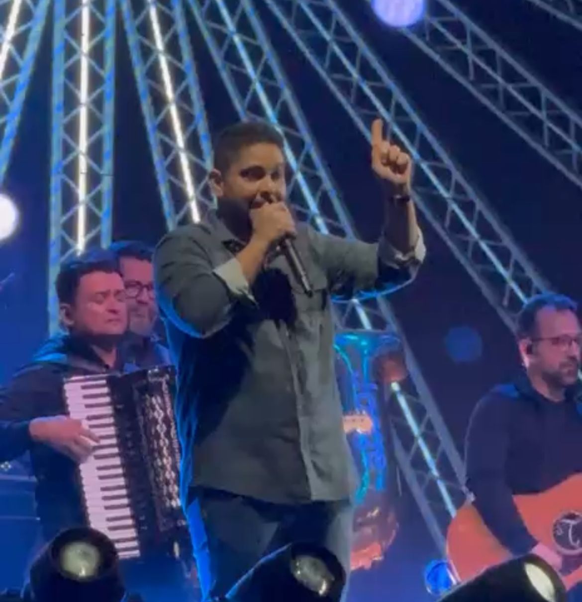 Dupla Jorge e Mateus reúne mais de 30 mil pessoas na Jacareí Expo Agro