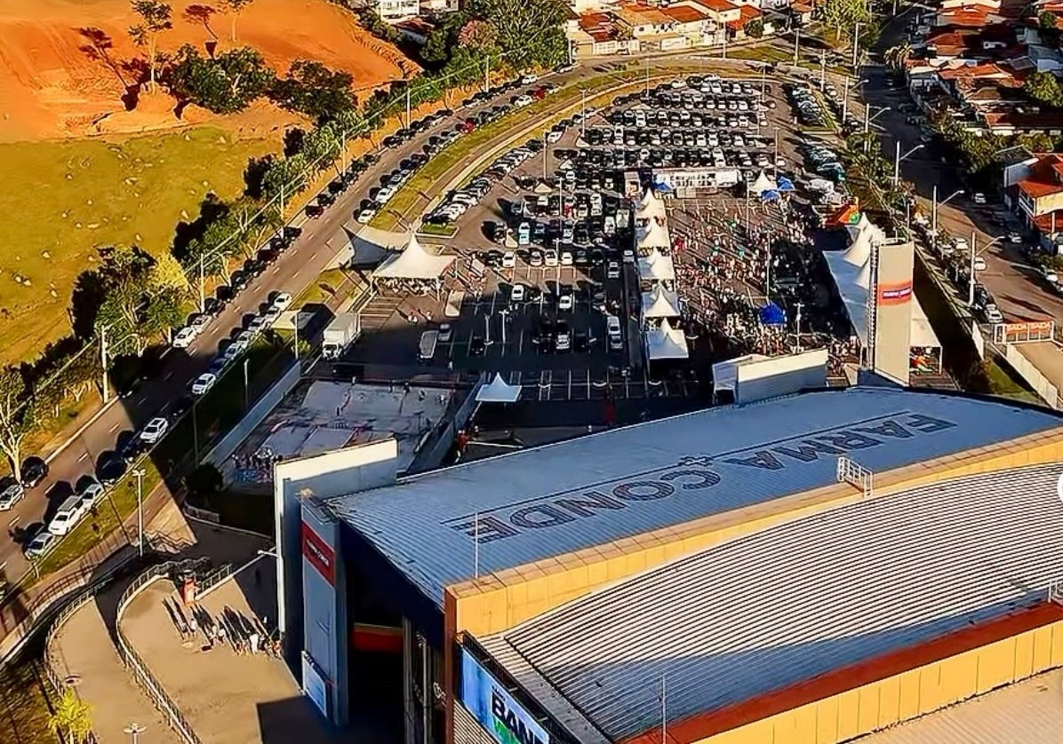 Arraiá da Arena tem morango do amor e música ao vivo 