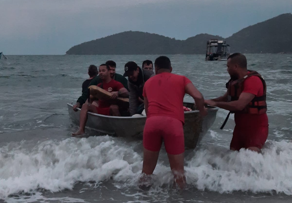 Embarcação à deriva com seis pessoas é resgatada pelos Bombeiros em Ubatuba 